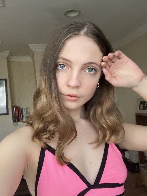 Queen of awkward hand placement https://t.co/tAMJyltJbz