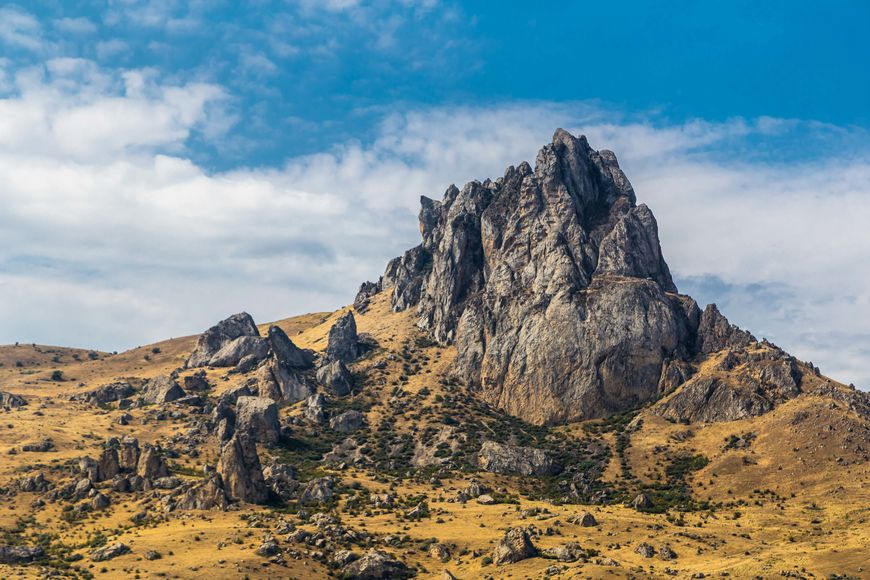 Besh Barmag literally translated as Five Finger, is in Siyazan District.The mountain is made from rocks and known for its mythical stories. It is a sacred place for regular visitation by pilgrims.