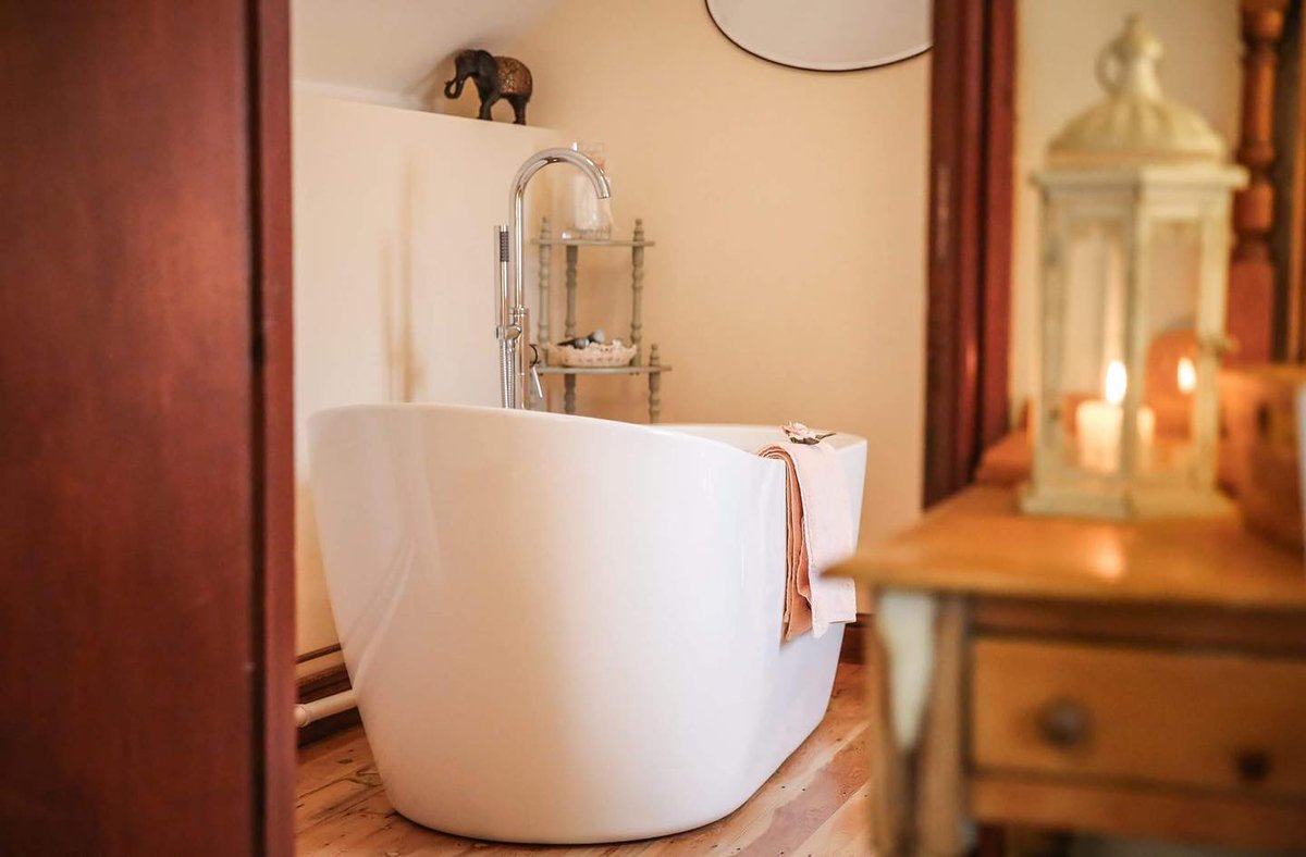 VNYorkshire's tweet photo. Visiting Whitby?
Shepherd's Purse (@shepherds95) offer amazing, high-quality accommodation. A family business, run with great care & attention to detail. Galleried courtyard rooms, in picturesque Whitby Old Town. You won't be disappointed!
#Accommodation #QualityAccommodation https://t.co/oyGmNQHf52