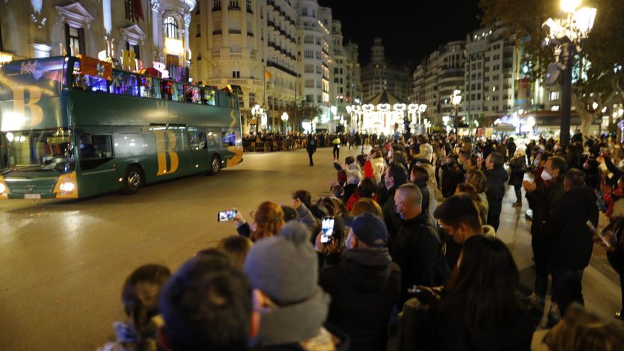 levante_emv's tweet photo. 📸 GALERÍA | Aglomeraciones en la plaza del Ayuntamiento de València para ver a los Reyes Magos https://t.co/ZnueBVdpTB https://t.co/eFgefFWyly