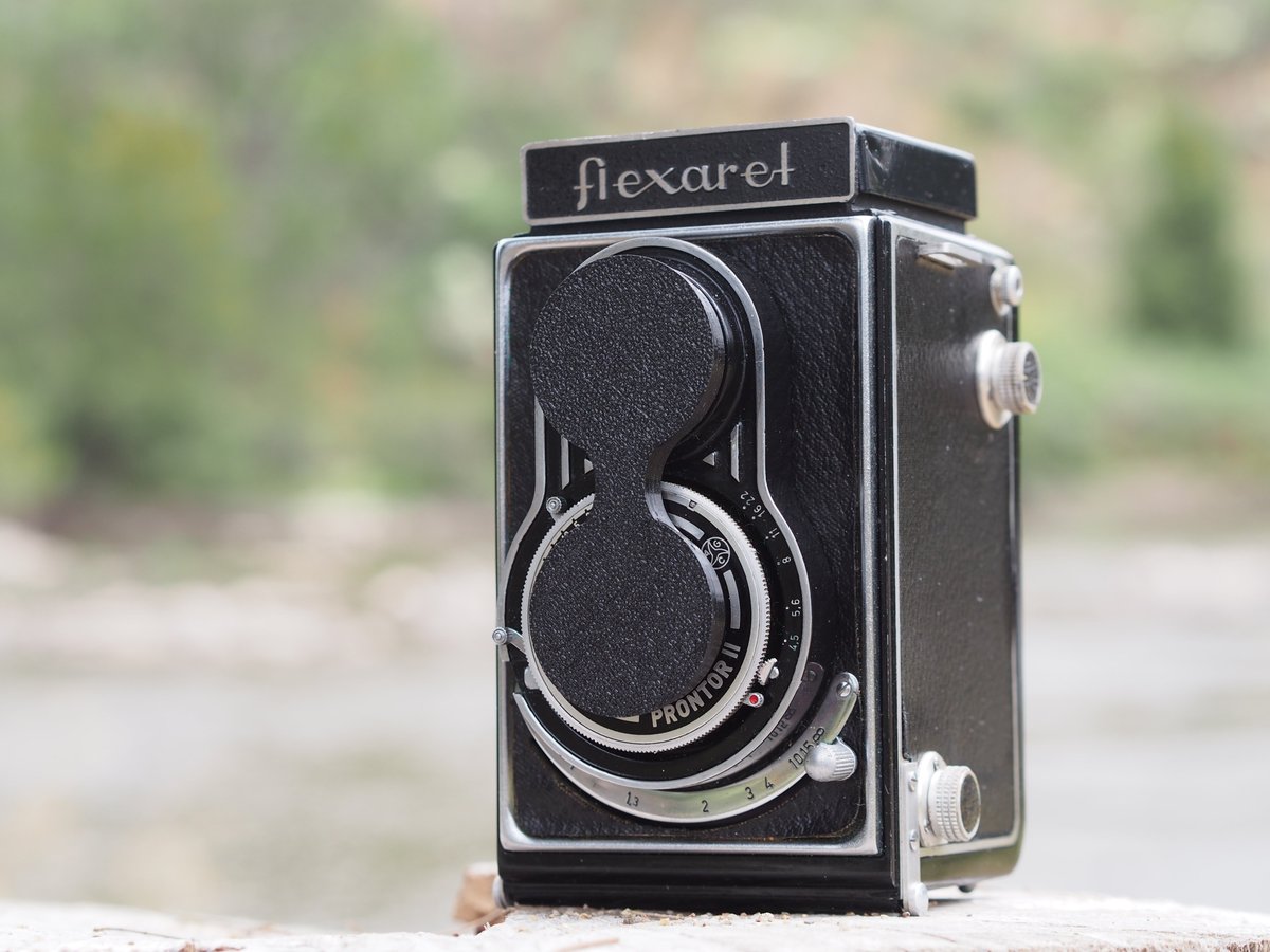 SimonFor's tweet photo. Today's task, get rich by making Meopta Flexaret lens caps. Well, I now make them and sell them... Thanks to Mark Reeves in Australia for the cool photos. #meopta #flexaret #customlenscap #ForsterUk #believeinfilm https://t.co/6cZP6cdQLv