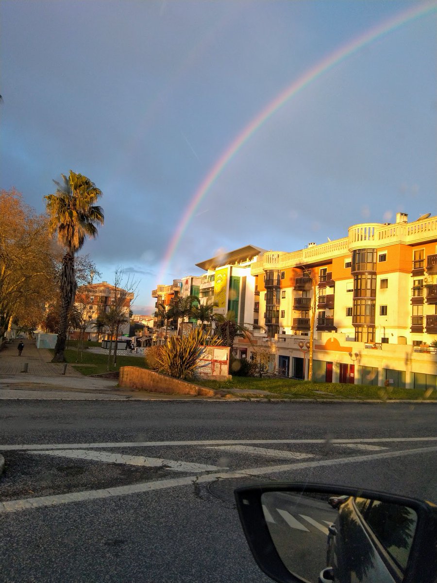 It is cold (4ºC in Lisbon is very cold), but the sky is blue and cloudy, so rainbows come out.