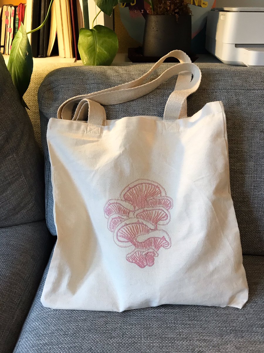 Microbi_XYZ's tweet photo. So happy to get this bag as a gift for Christmas. Made by the beautiful @maryam_jahanbin Can’t wait to take it everywhere with me! https://t.co/EyA3B80Iuf