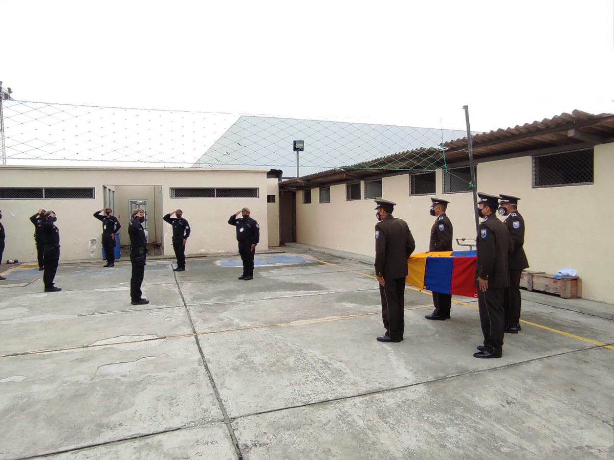 PoliciaEcuador's tweet photo. HASTA PRONTO ÁGATA 🐾❤ 

Con todos los honores despedimos a nuestra can, una Pastor Alemán perteneciente a #DirAntidrogas, laboraba en el puerto y aeropuerto de #GYE, en la especialidad de Detección de Drogas. https://t.co/6S6EMHUJxL