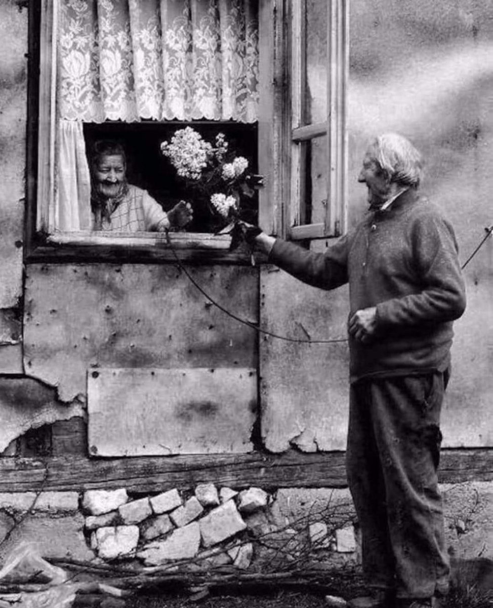 سيأتي شخص يُحبك كما أنت، يُهديك الأمان الذي تفتقده، يعاملك كما يستحق قلبك تمامًا

Akan datang seorang yang mencintaimu apa adanya, menunjukkan padamu rasa aman yang kau rindukan, dan memperlakukanmu selayak hatimu yang baik