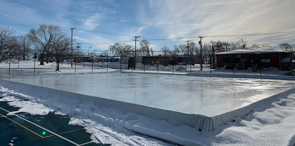 The ice rinks located at the Jones Park and Noelridge Park tennis courts are now open. Check the Winter Sports Hotline: 319-286-5700 for openings and closings.