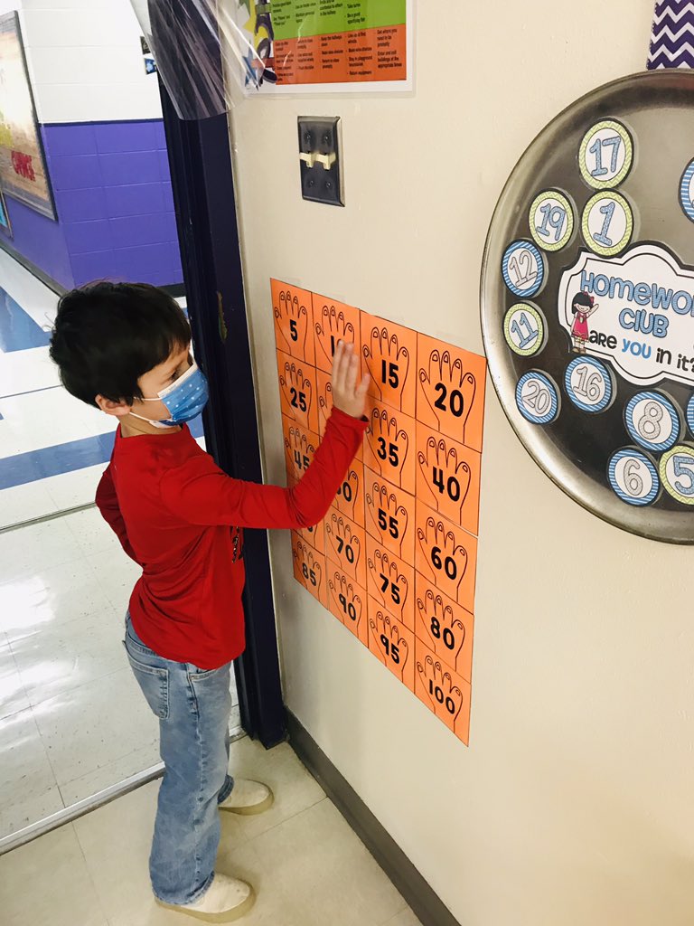 MrsWright1st's tweet photo. Skip counting stations 🖐🏻 #fesbuffs #theresnoplacelikefes #reUNITED #pandemiclearning #pandemicteaching #math #keepschoolsopen https://t.co/0Mmhv3DguL