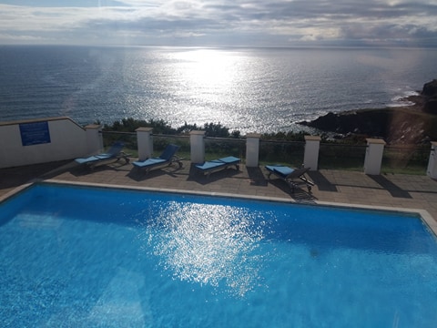 Today, more than ever, we are feeling profoundly grateful for the small things. It's been a beautifully crisp, cold Winter's day here on the Lizard Peninsula.
#Polurrianonthelizard #mullion #lovecornwall #love_cornwall #ukhiddengems #cornwall #cornwalllife #cornishcoast