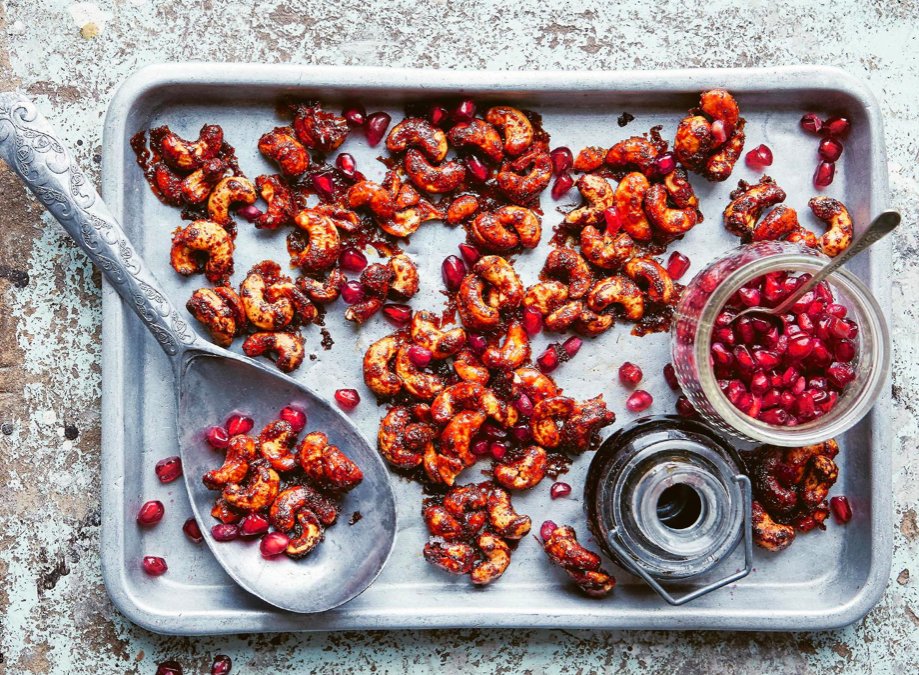 Granatapfel- und Kümmel-Cashews: Der typisch orientalische Snack kann einfach so weggeknabbert werden, funktioniert aber auch als Topping auf Salat oder Desserts. Was Sie brauchen? Kreuzkümmel, Honig, Olivenöl und Granatapfelkerne. #essen #magazin 
<a href="/Bethanykd/">Bethany Kehdy</a> 

©Nassima Rothacker