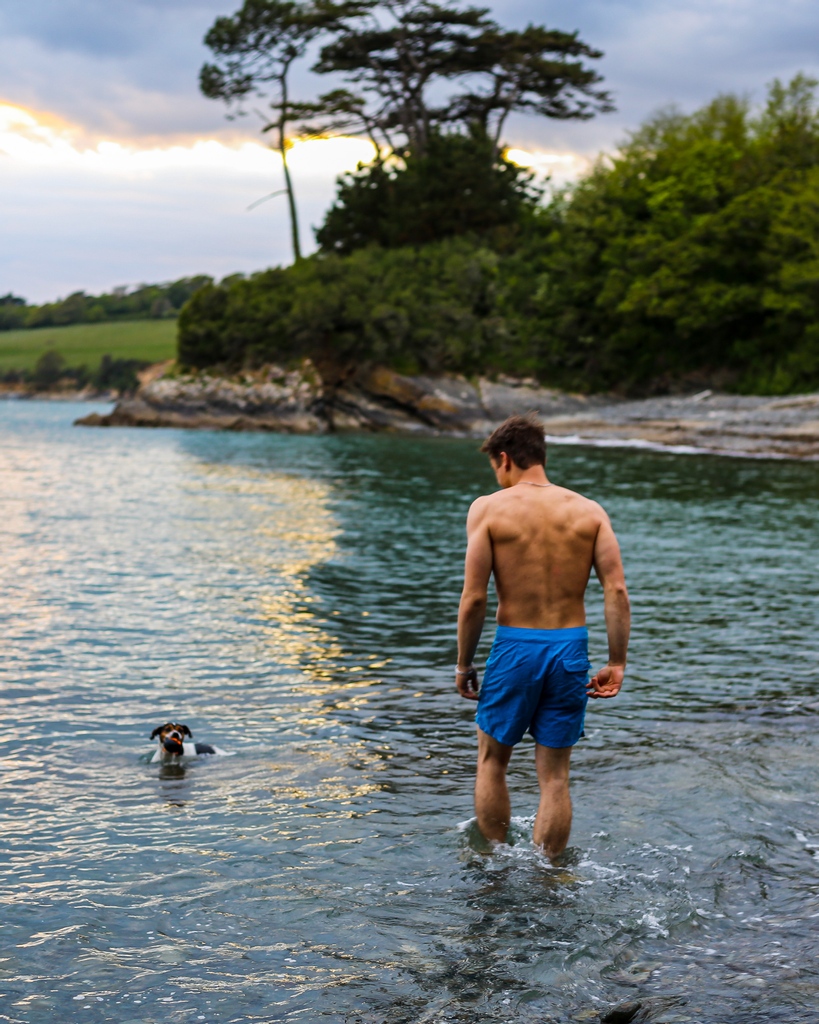 wildswimmingcwl's tweet image. We are allowed to exercise outdoors once a day as long as it is within our “local area.” Daily outdoor exercise can be done by ourselves, with the people we live with, with a support bubble or, when on your own, with 1 person from another household. 

#LockdownRules #WildSwimming
