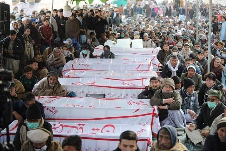 PrivateStudent3's tweet photo. ریاست مدینہ بنانے کے دعوے دار اور عوام کے ووٹوں سے بنے وزیر اعظم آخر لوگوں کا دکھ بانٹنے ان کے پاس جانے سے کیونکر معترض ہے ؟ یخ بستہ موسم معصوم بچے،خواتین، بزرگ درد کی شدت سے نڈھال آپ کی توجہ اور انصاف کے طلبگار ہیں
خان صاحب اپنے حجرے سے نکلیں ایسا نہ ہو کہ ان کی آہیں عرش ہلا دیں https://t.co/1fJgBOc1Ta