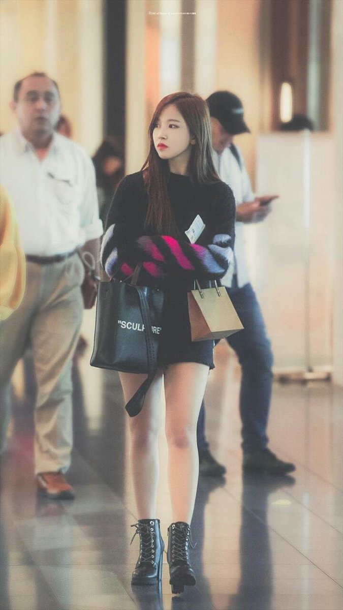 myoui mina’s airport fashion— a very much needed thread ;