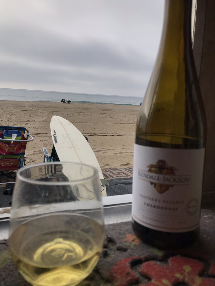 UkrainianGirl7's tweet photo. Who needs lunch when you have wine and the beach #regularTuesday https://t.co/rZUZr6COvD