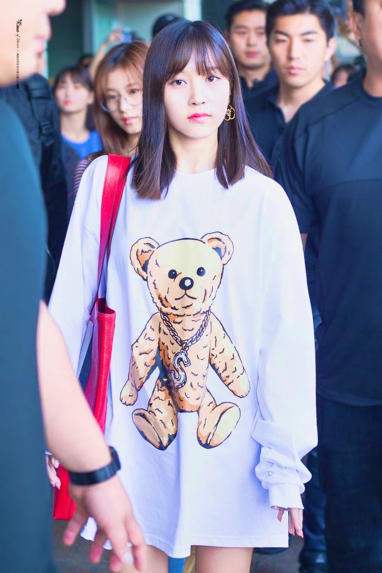 myoui mina’s airport fashion— a very much needed thread ;