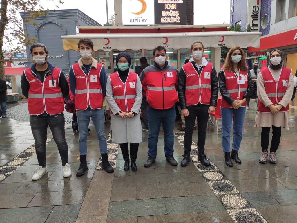 genckizilay07's tweet photo. Genç Kızılay Antalya il başkanımız Batı Berk Büyüklük ve yönetim kurulu olarak, şehrin üç ayrı yerinde, gönüllü arkadaşlarımızla birlikte kan alma birimlerimize destek olduk.

#iyigeleceksin
#seninlevar https://t.co/qEtSI71zyQ