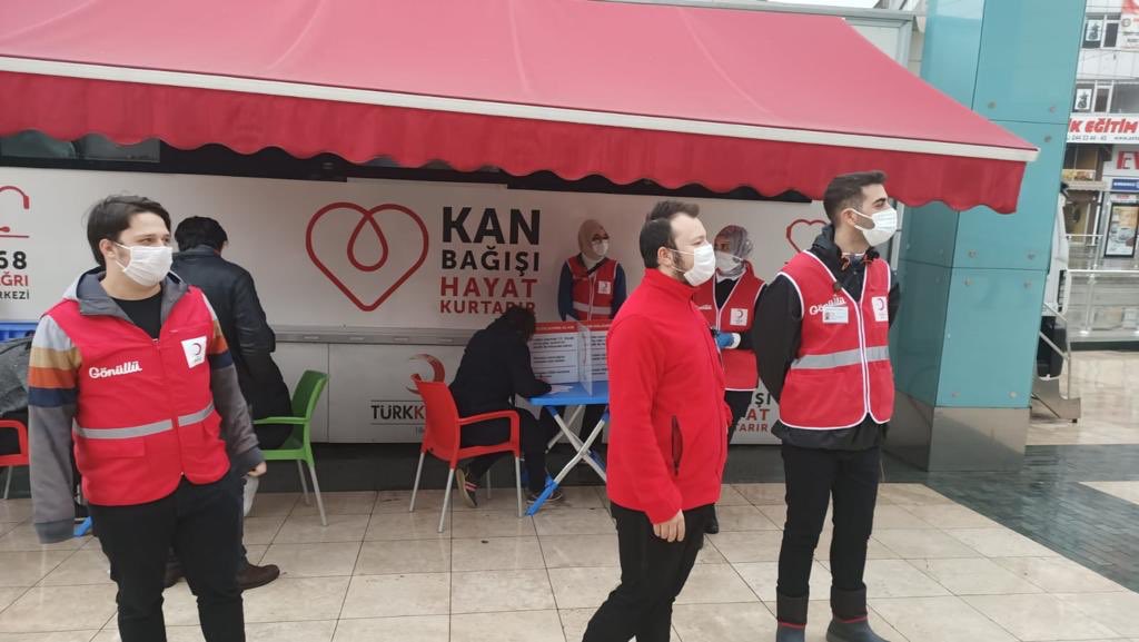 genckizilay07's tweet photo. Genç Kızılay Antalya il başkanımız Batı Berk Büyüklük ve yönetim kurulu olarak, şehrin üç ayrı yerinde, gönüllü arkadaşlarımızla birlikte kan alma birimlerimize destek olduk.

#iyigeleceksin
#seninlevar https://t.co/qEtSI71zyQ