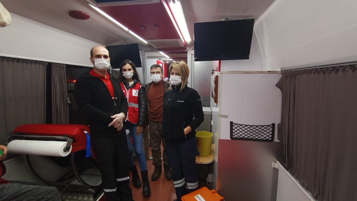 Genç Kızılay Antalya il başkanımız Batı Berk Büyüklük ve yönetim kurulu olarak, şehrin üç ayrı yerinde, gönüllü arkadaşlarımızla birlikte kan alma birimlerimize destek olduk.

#iyigeleceksin
#seninlevar