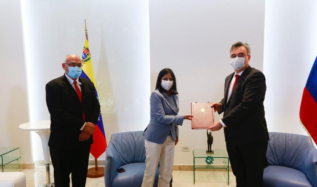ErikaPSUV's tweet photo. Nos alegra profundamente la reciente firma con el Gobierno de la Federación de Rusia para la compra de 10 millones de vacunas Sputnik V. Sin duda, un gran avance de nuestro país para ir venciendo al COVID-19. ¡Afianzamos lazos de hermandad y solidaridad! https://t.co/BBZAgWMWyl