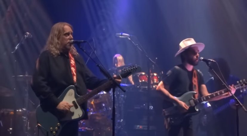 amoricansband's tweet photo. Gotta love those Crowes covers! Here’s Gov’t Mule w/ Jackie Green doing “Wiser Time” ☮️ https://t.co/v3YLZX3GSc☮️ #govtmule #theblackcrowes #jackiegreene #staytall #wisertime https://t.co/5vmjpEveSC