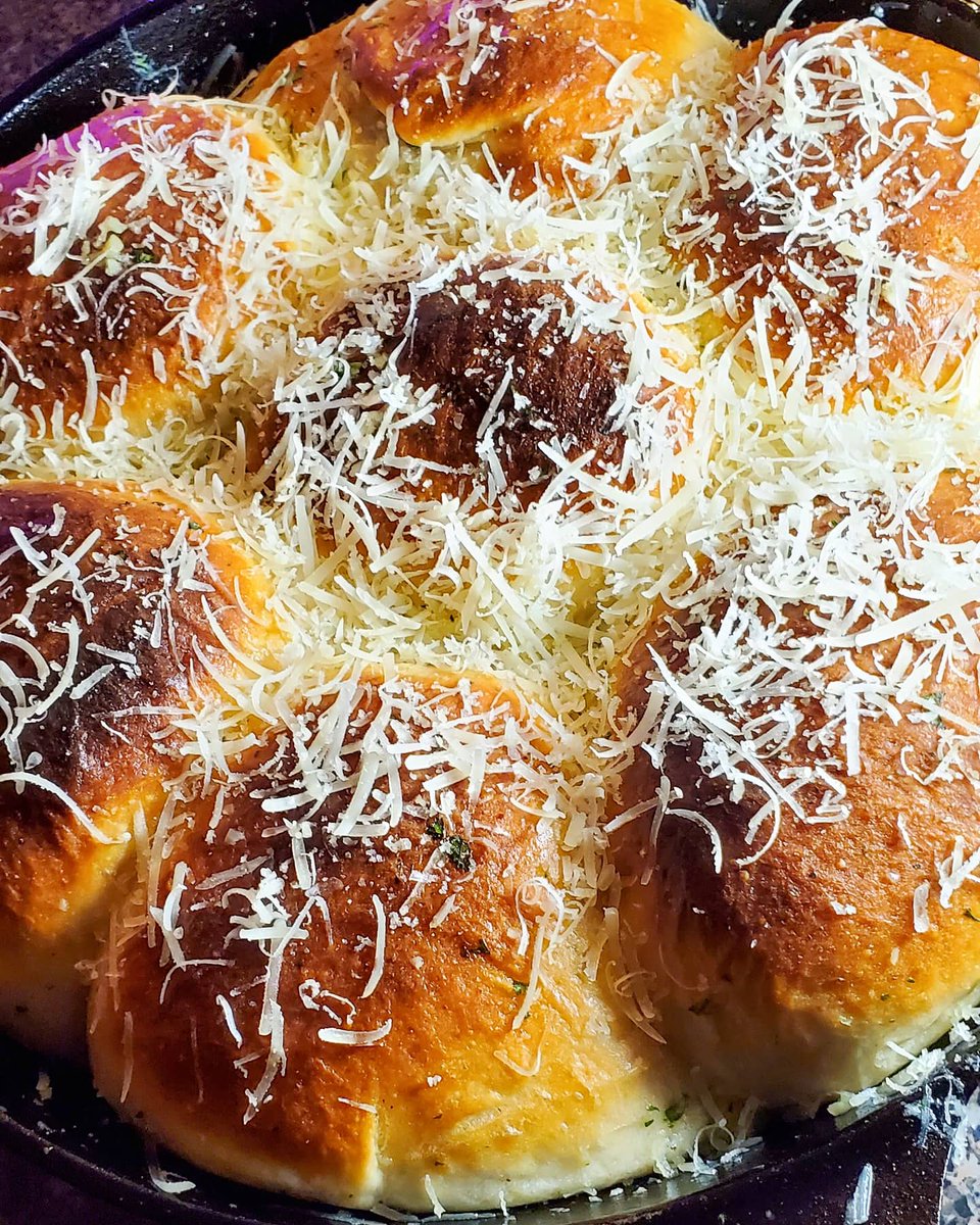 veganphoodie's tweet photo. Stuffed Garlicky Mushroom Pizza Buns. If you Love mushrooms then you'll love this. These soft pillowy stuffed buns are super easy to make, unforgivingly rich and ridiculously good.
#veganfood #pizza #veganbaking #itiswhayitis #anditsgood #deuces2020 #homeMade #ready https://t.co/FjrxM4YiIQ