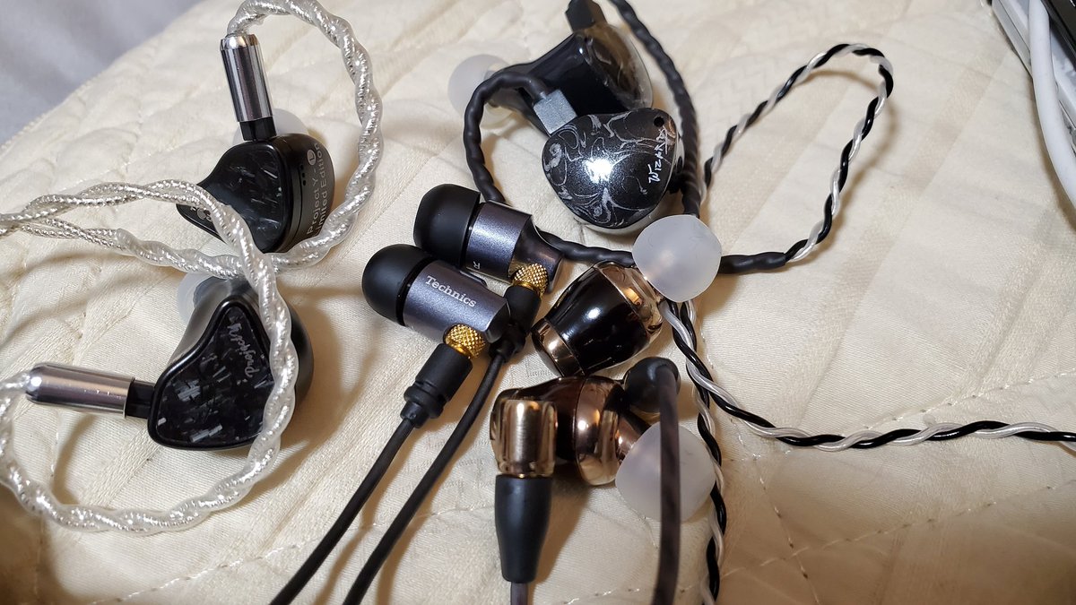 yocchi1's tweet photo. いかん、明日六時起きで休日出勤なのに奥さんいないことを良い事にイヤホン聴き比べしてたらこんな時間に。、🤩

#TZ700
#FW10000
#KHAN
#ProjectY https://t.co/KRGrewoz4G