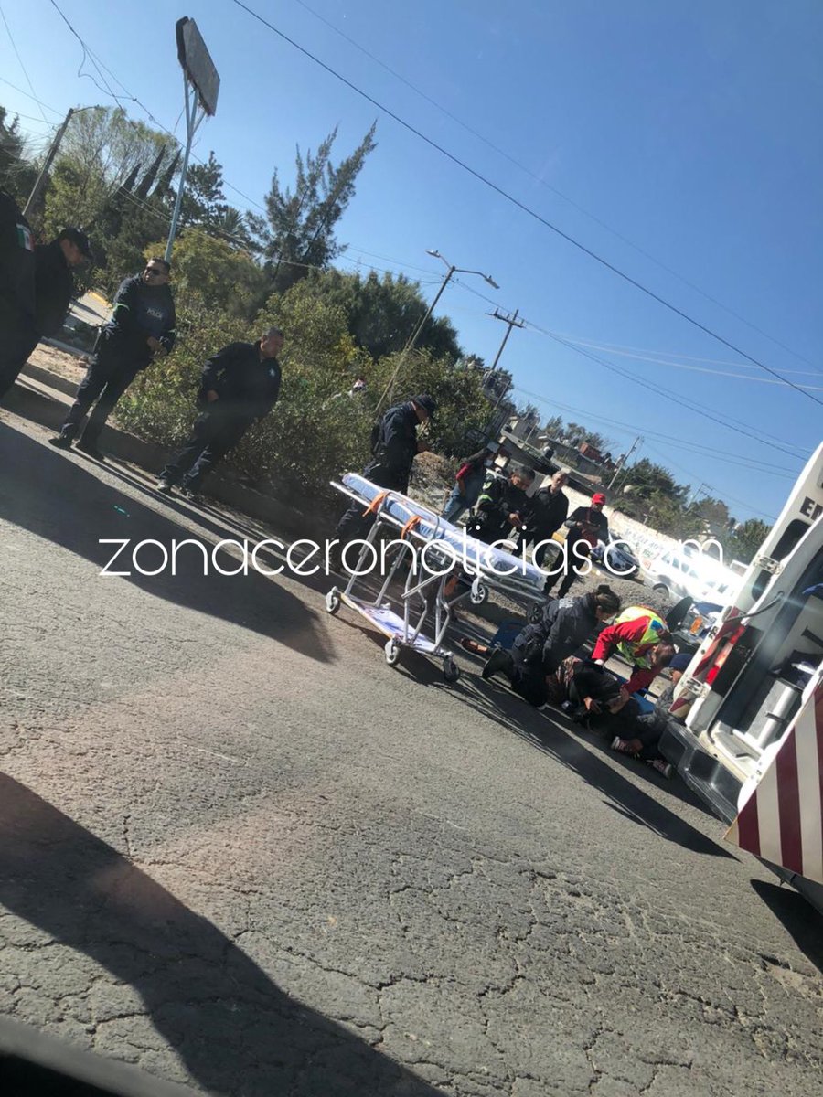 zonaceroedomex's tweet photo. #ZCN | Esta mañana una mujer fue atropellada en la avenida Del Trabajo, esto en La Aurora en Cuautitlán Izcalli, tuvo que ser trasladada a un hospital cercano para recibir atención. https://t.co/hiwCAyGFho