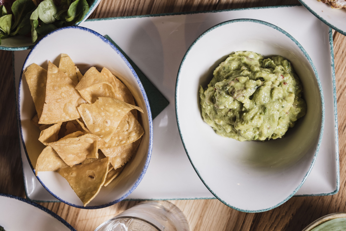 FoodooFreshFood's tweet photo. ¿Vuelves loco en cuanto ves el guacamole con totopos? Normal, para devorarlos puedes venir a #Foodoo o pedirlos a través de Glovo, ¿te vas a resistir? 😍

#Foodoo #foodlovers #delifood #foodporn #instafood #instafoodoo #totopos #foodies #guacamole #nachos #nachosfoodoo https://t.co/RHTfaoJMr5