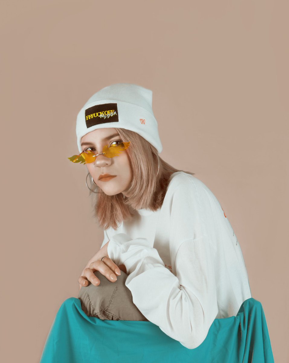 Summer_of_00's tweet photo. T-SHA: Summer Anniversary
BEANIES: FFFUCK OFF the system/ ‘00
IG: Summer_of_00
Modelo: Lisa Rosanova 
Fotógrafa: Moonppetite https://t.co/PwJn3JAvCt
