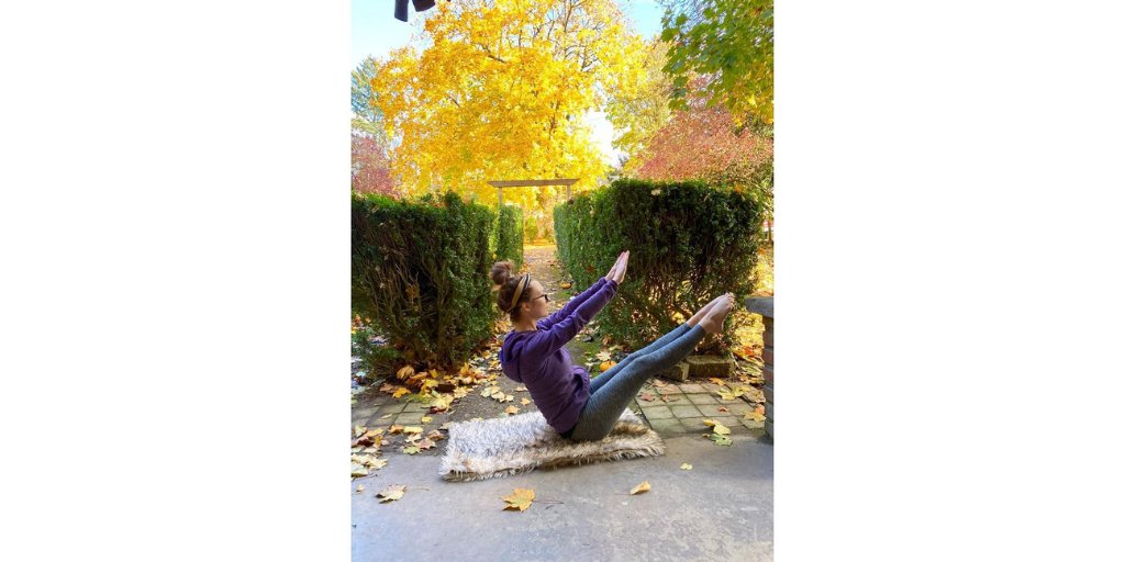 STOTT_PILATES's tweet photo. Check out those colors! And that beautiful Teaser! Jacquelyn is getting stronger by the second as she holds her #PilatesTeaser. Well done! https://t.co/GT92pcglLM