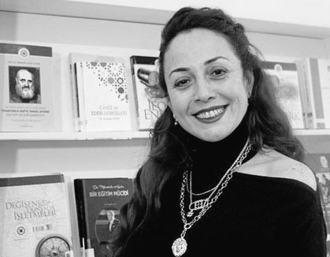 freudserhat's tweet photo. "Biz toplumda şiddeti ne kadar çok gözlemliyorsak çocuklar arasında da o kadar yaygınlaşıyor." Demişti
#AylinSözer 

Yaşam hakkı gasp edilen her kadının solan gülüşünden sorumluyuz. https://t.co/Wd3vBLHr0d