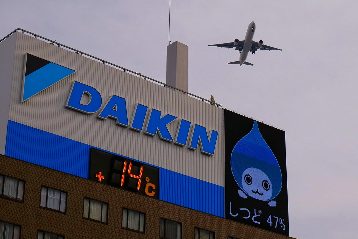 亮 Daikinのマスコットキャラクターのぴちょんくんそして新大阪駅と伊丹空港にアプローチをする飛行機たち 新大阪駅 ぴちょんくん 伊丹空港