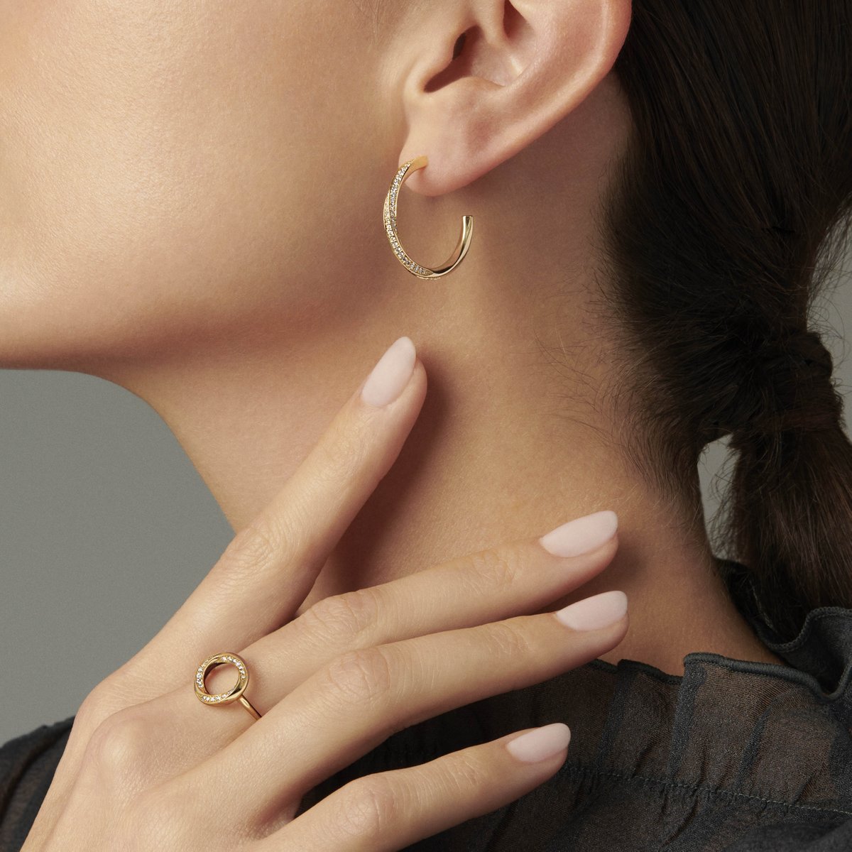 vashiofficial's tweet photo. Halo of hope: Inspired by the flow of life, the twisted surfaces of our Lumina circle rings and earrings create a never-ending aura of light and sparkle.

#MadeWithVashi #LuminaCollection #VashiDiamonds https://t.co/GatkhCShgS