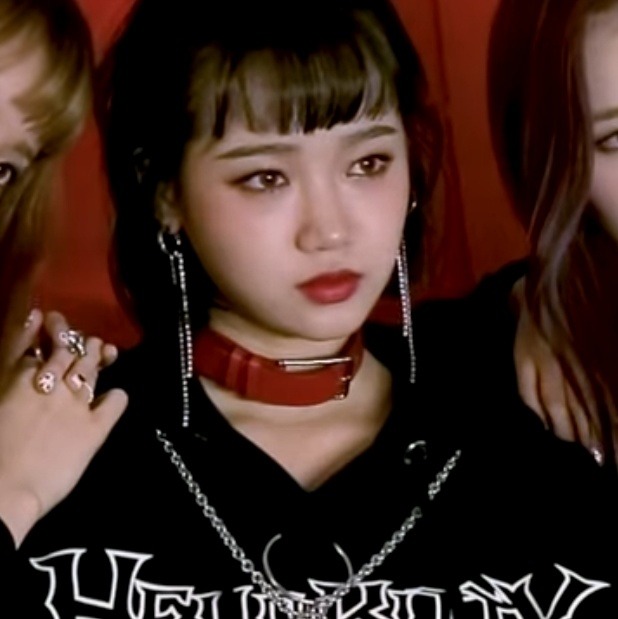 yoothinker's tweet image. yoojung wearing chokes.... please