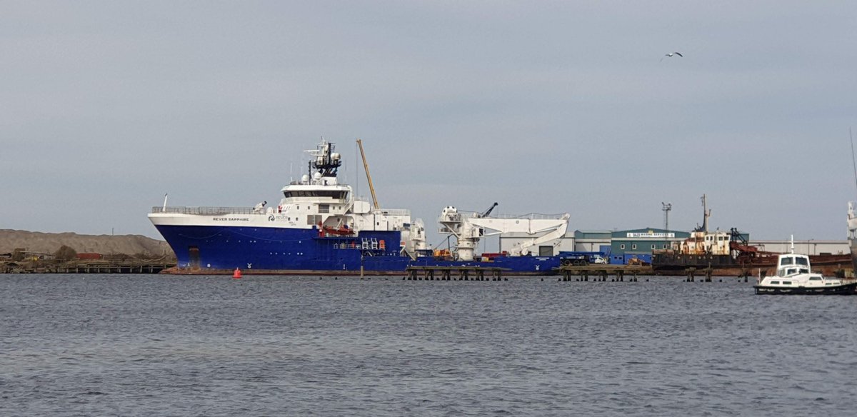 #ReverPolaris arriving into the #PortofLeith earlier.

+ a shot of her bigger sister #ReverSapphire from earlier this year.

@LeithDocksHQ