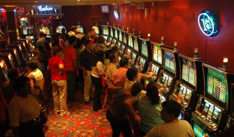 ElDoce's tweet photo. #Coronavirus | Autorizaron la apertura de casinos y tragamonedas en Córdoba >> https://t.co/Zybhn6effw https://t.co/0gp0DLC11Y