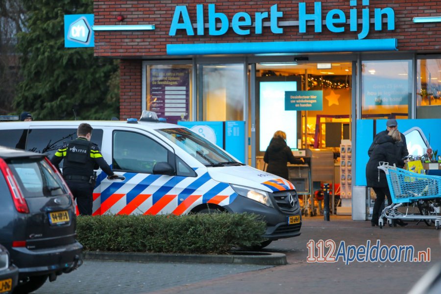 Politie zoekt man met petje na gewapende overval op supermarkt in #Vaassen. 112Apeldoorn.