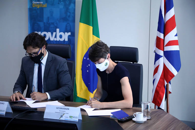 canalgov's tweet image. 🇧🇷🤝🇬🇧 Brasil e Reino Unido assinam cooperação para impulsionar transformação e inovação digitais em prol dos serviços públicos brasileiros bit.ly/34RLfHZ| @DigitalGovBr @LizDavidson_UK @luisfsmonteiro #GOVERNODIGITAL  

📷Divulgação/ME