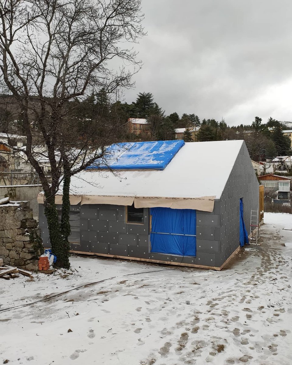 mapout_studio's tweet photo. Última visita de obra del año.
Primera fase del aislamiento por el exterior completa!
.
#arquitectura #clt #maderacontralaminada #sate #casalucernario #mapout https://t.co/uCVEB3kgJu
