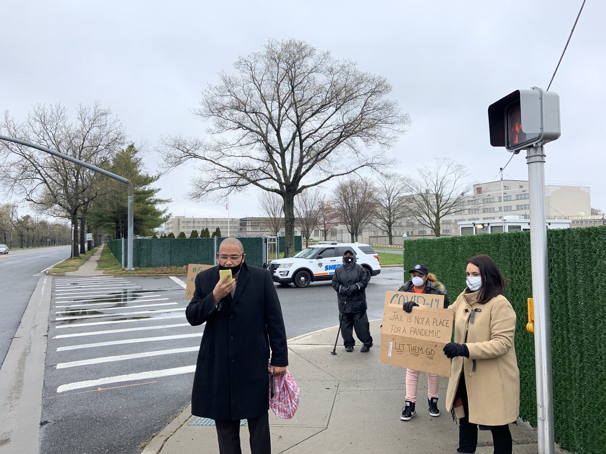 For rest of April, we rallied outside a correctional facility every week: April 14 outside Queensboro; April 21 outside Bedford Hills, Otisville, &  @NYGovCuomo’s mansion; April 23 Leonard Carter (who died of Covid) vigil outside Queensboro; & April 24 outside Nassau County Jail