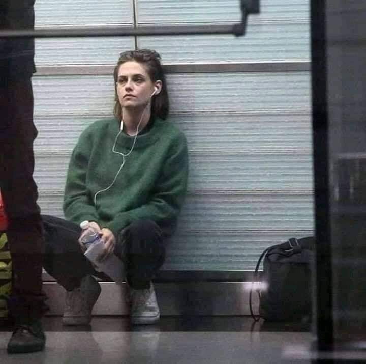 MarahZebda's tweet photo. هل إقتنعت اخيراً أنه لا يوجد من يحبك .. 🤷🏻‍♀️🖤! https://t.co/nHX7I81oTb