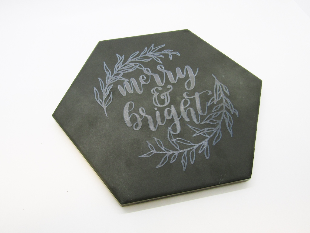 JulsSweetDesign's tweet photo. Merry and Bright Leafy Wreath Trivet

#merryandbright #merrychristmas #trivet #porcelaintrivet #porelaintile #tile #hotpad #ceramictile #engravedtile #engravedtrivet #laserengraved #glowforge @glowforge 
#julssweetdesigns #etsy  #handmade #etsyseller https://t.co/c6F8JNjzIk