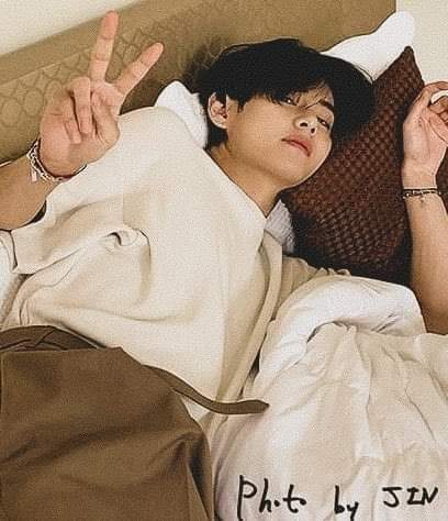 Amibwi3's tweet photo. Happy Birthday Baby Bear của em 💜💜 
Tiền tài danh vọng anh đều có nên em chỉ mong anh được một đời bình yên 💜
Happy Birthday tuổi 25 của anh 🎉
#HappyBirthdayV #HAPPYVDAY #HappyTaehyungDay #KimTaehyung #OurInnerHappinessV #HappyBirthdayTaehyung @BTS_twt #방탄소년단 https://t.co/o6zjmMZEBA