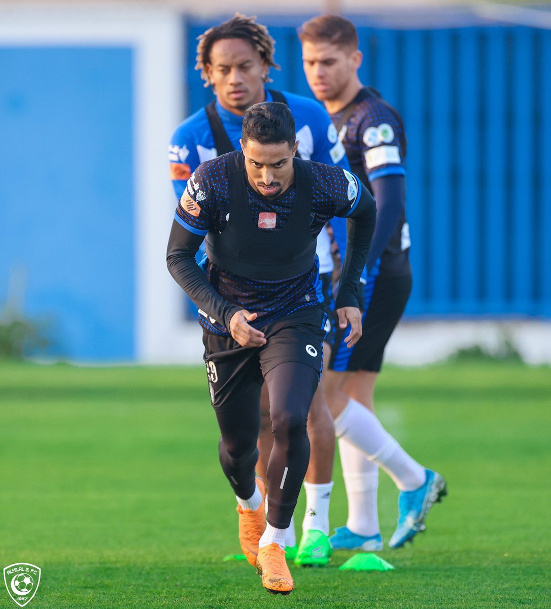 Alhilal_FC's tweet photo. 📸 الرباعي "ياسر الشهراني، متعب المفرج، فواز الطريس وسالم الدوسري" يشاركون بالتدريبات الجماعية 💙😍

#الهلال https://t.co/HnpcBfn7DY