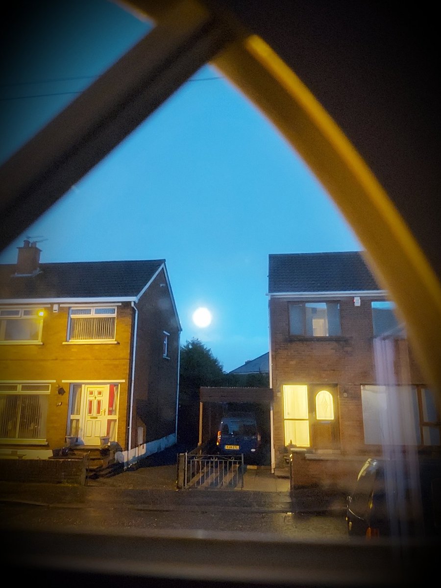 Poise_Presents's tweet photo. It's like someone left the light on ❤. Appreciate the small things to help you deal with the bigger things. 🌹 #BelfastHour #moon #nightsky #mistermoon #LightTheWorld #glengormley https://t.co/ZVTbjEvkON
