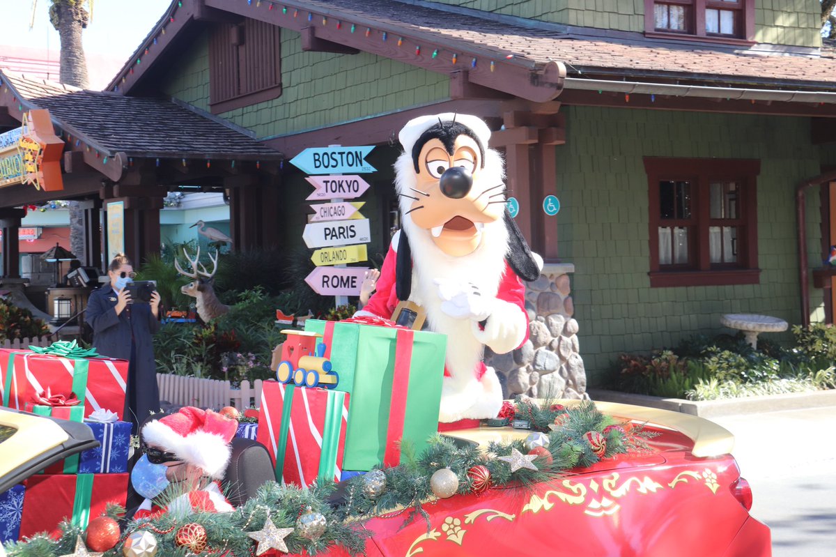 360DegreesofDis's tweet photo. Santa Goofy has borrowed Santa’s car at Disney’s Hollywood Studios since Christmas! #DisneysHollywoodStudios #Goofy #DHS #SantaGoofy #SantaClaus #DisneyChristmas #DisneyHolidays #WDW #WaltDisneyWorld #グーフィー #サンタクロース #サンタグーフィー https://t.co/IXgxghhkUK