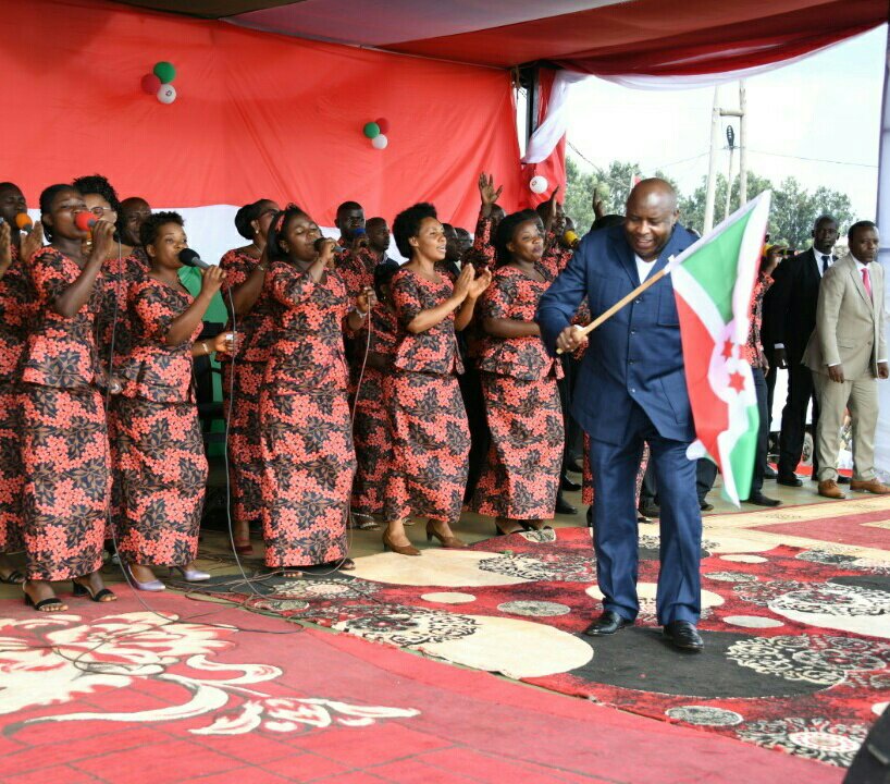 Claudenshim's tweet photo. "There is a reason why I should give thanks to God and praise the Lord because he has done wonders to #Burundi and protected us from Covid19"
@GeneralNeva in #Mutaho @Gitega
#WarakozeMana https://t.co/4DQp1Cg5d2