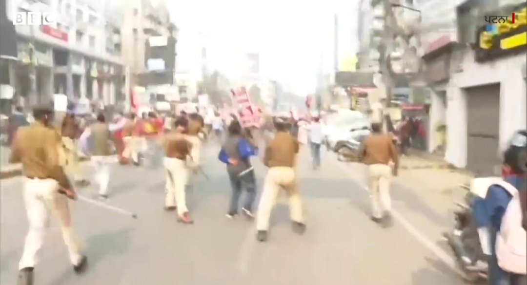 KisanEktaMorcch's tweet photo. ਬਿਹਾਰ ਦੀ ਰਾਜਧਾਨੀ ਪਟਨਾ ’ਚ, ਖੇਤੀ ਕਾਨੂੰਨਾਂ ਦੇ ਖ਼ਿਲਾਫ ਪ੍ਰਦਰਸ਼ਨ ਕਰ ਰਹੇ ਕਿਸਾਨ ਜਦੋਂ ਰਾਜ ਭਵਨ ਵੱਲ ਕੂਚ ਕਰ ਰਹੇ ਸੀ ਤਾਂ ਉਨ੍ਹਾਂ ’ਤੇ ਲਾਠੀਚਾਰਜ ਕੀਤਾ ਗਿਆ 
@RaviSinghKA @diljitdosanjh #india @ndtv #KisanEktaMorcha #up #Punjab #Police https://t.co/2znWWXeWDt