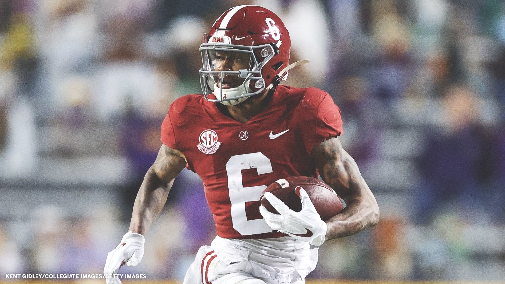 Alabama's DeVonta Smith is the AP college football player of the year 🏆 

He becomes the first WR to win the award since it was established in 1998.