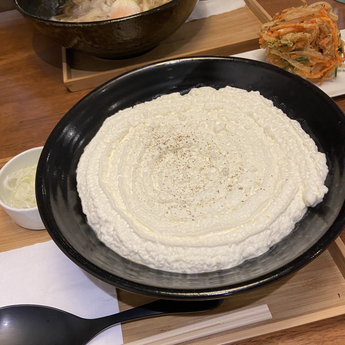 kukkikguide's tweet photo. Komugi อุด้งที่ชามโคดใหญ่ แต่กินหมดเกลี้ยงเพราะอร่อยมาก 😂 ทีเด็ดคืออุด้งแกงกะหรี่ท็อปครีมมันฝรั่ง ตอนแรกแอบ��ลัวเลี่ยน แต่ไม่เลี่ยนเลย ซุปใสก็อร่อย ขนมหวานเราสั่งสตรอเบอรี่พาเฟ่ต์ อร่อยมากกก แนะนำเลย ร้านอยู่สุขุมวิท 39 หน้าร้านไม่มีที่จอด จอดได้ที่ตึก Bio house ค่ะ https://t.co/vrmrLYGObO