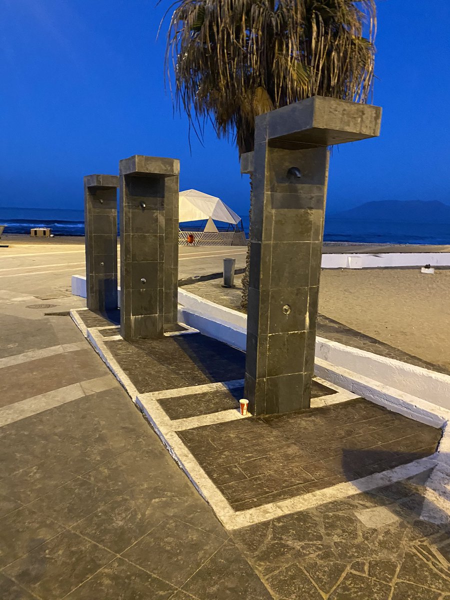 NerioM's tweet photo. A pesar que las duchas llevan + 1 mes malas, a partir de hoy subiré 1 foto x cada dia q estén fuera de servicio, hasta que las arreglen. Veremos cuanto se demora la @AntofagastaMuni @accionantofa en repararlas. (Hoy por lo menos estaba limpio) #Antofaesbella (cuando la cuidamos) https://t.co/KhyD4UDiDj